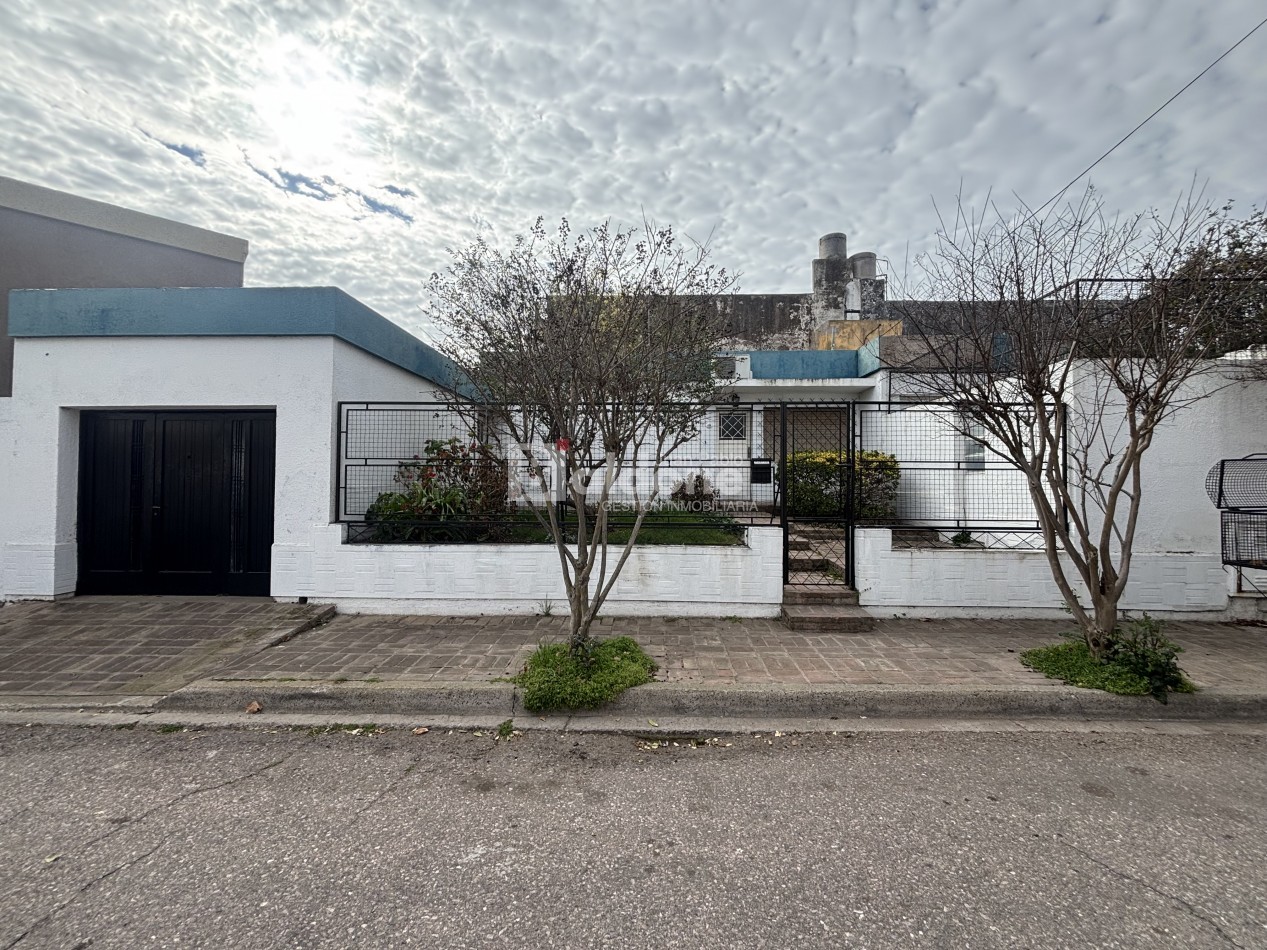 CASA EN VENTA EN SANTA ROSA LA PAMPA - MUY BUENA UBICACION