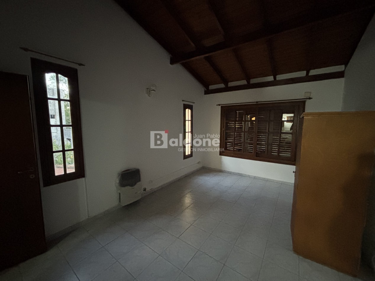 EN VENTA - CASA + DOS DEPARTAMENTOS - CALLE 10 E/ 5 y 7 - GRAL. PICO