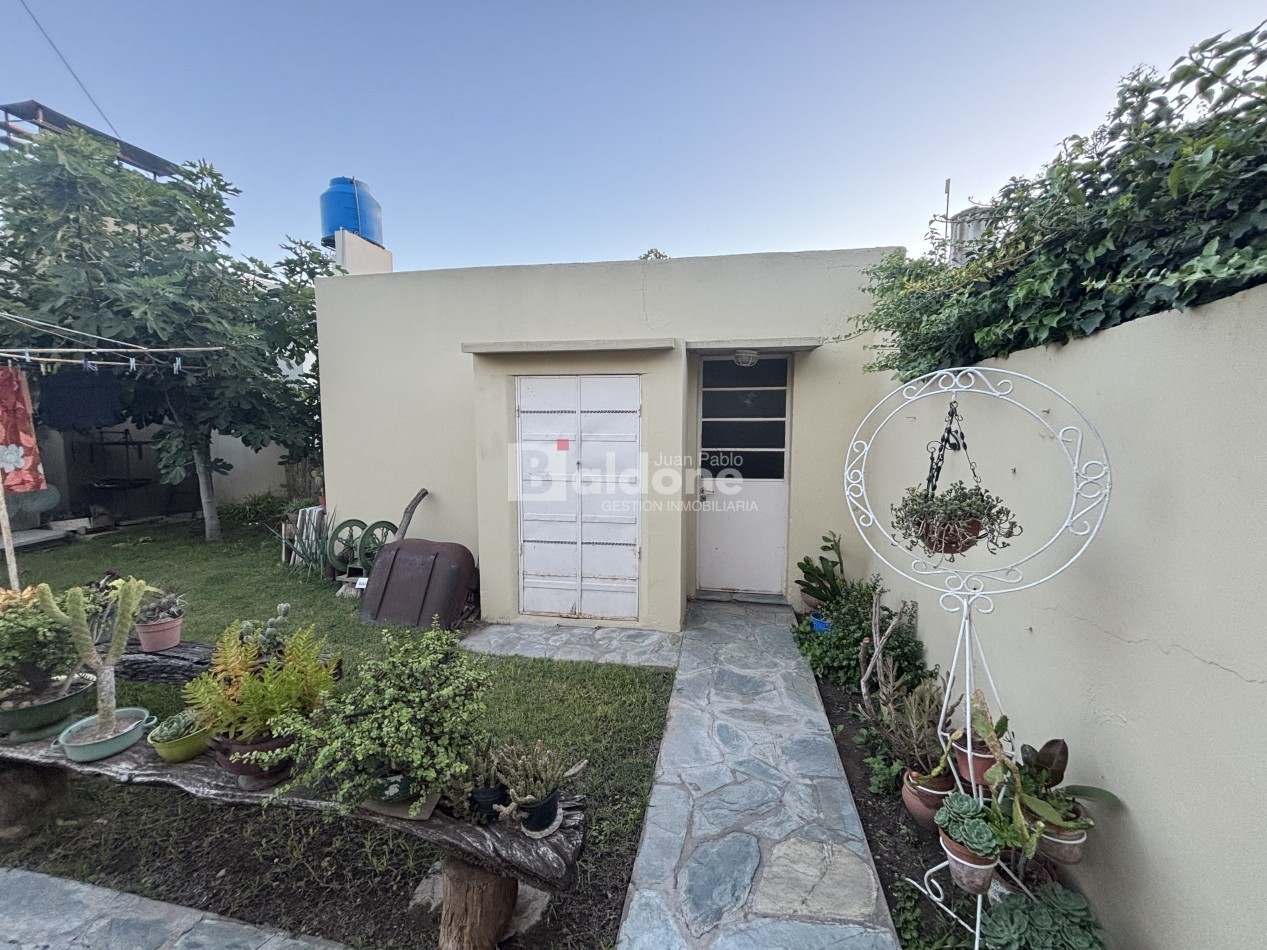 EN VENTA - CASA + DOS DEPARTAMENTOS - CALLE 10 E/ 5 y 7 - GRAL. PICO