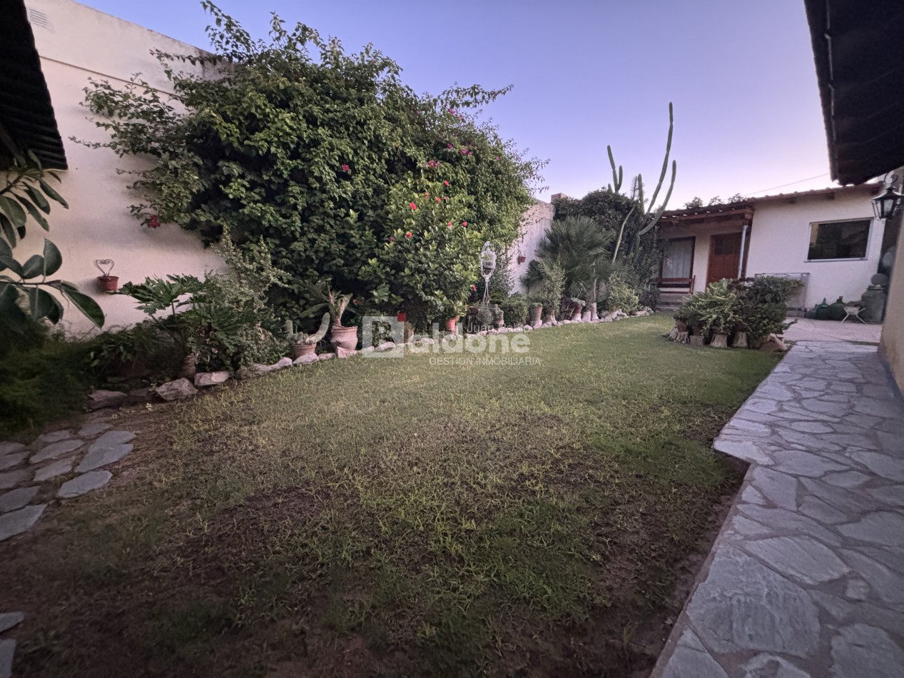 EN VENTA - CASA + DOS DEPARTAMENTOS - CALLE 10 E/ 5 y 7 - GRAL. PICO