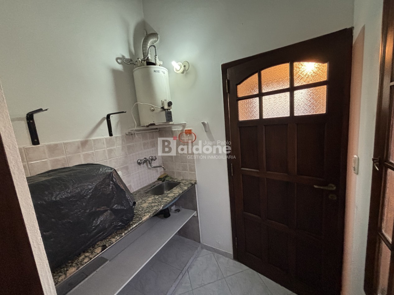 EN VENTA - CASA + DOS DEPARTAMENTOS - CALLE 10 E/ 5 y 7 - GRAL. PICO