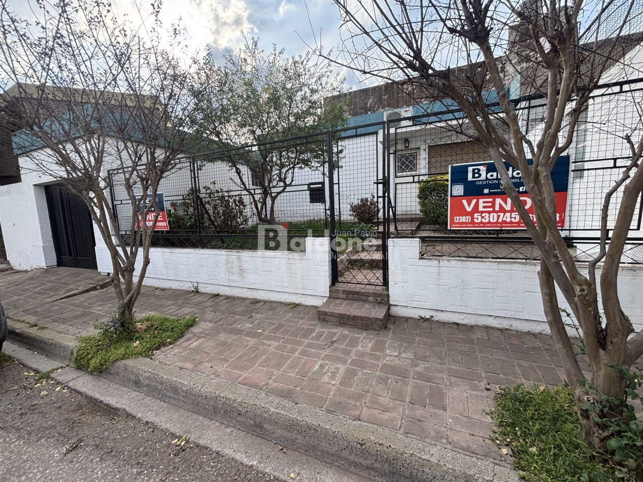 CASA EN VENTA EN SANTA ROSA LA PAMPA - MUY BUENA UBICACION