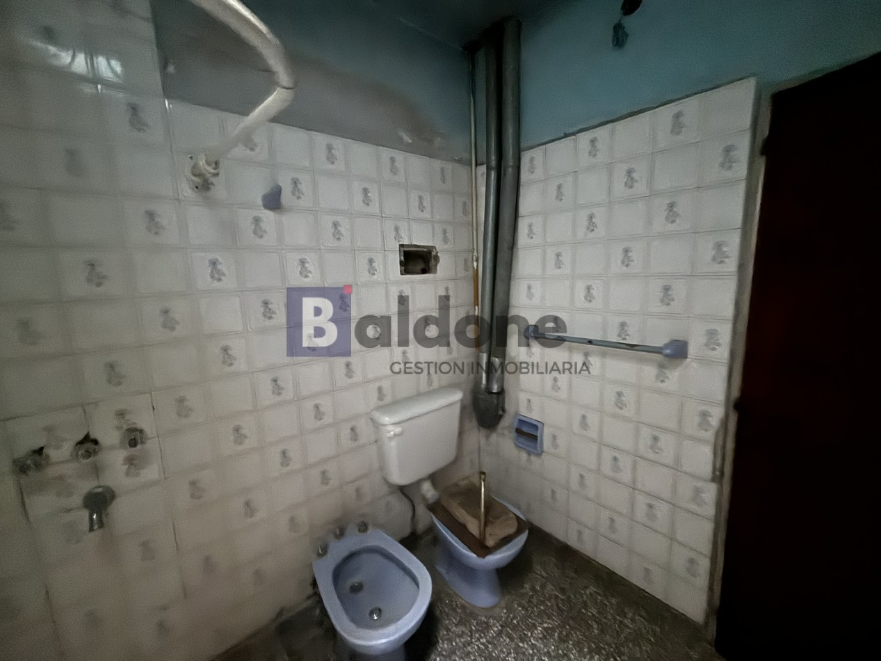 EN VENTA - AMPLIA CASA SOBRE CALLE 2 E/ 21 Y 23 - GRAL, PICO