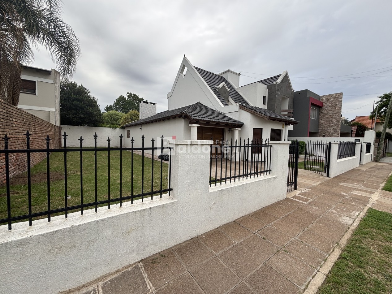 ESPECTACULAR CASA EN VENTA SOBRE CALLE 109 E/ 18 Y AVDA.