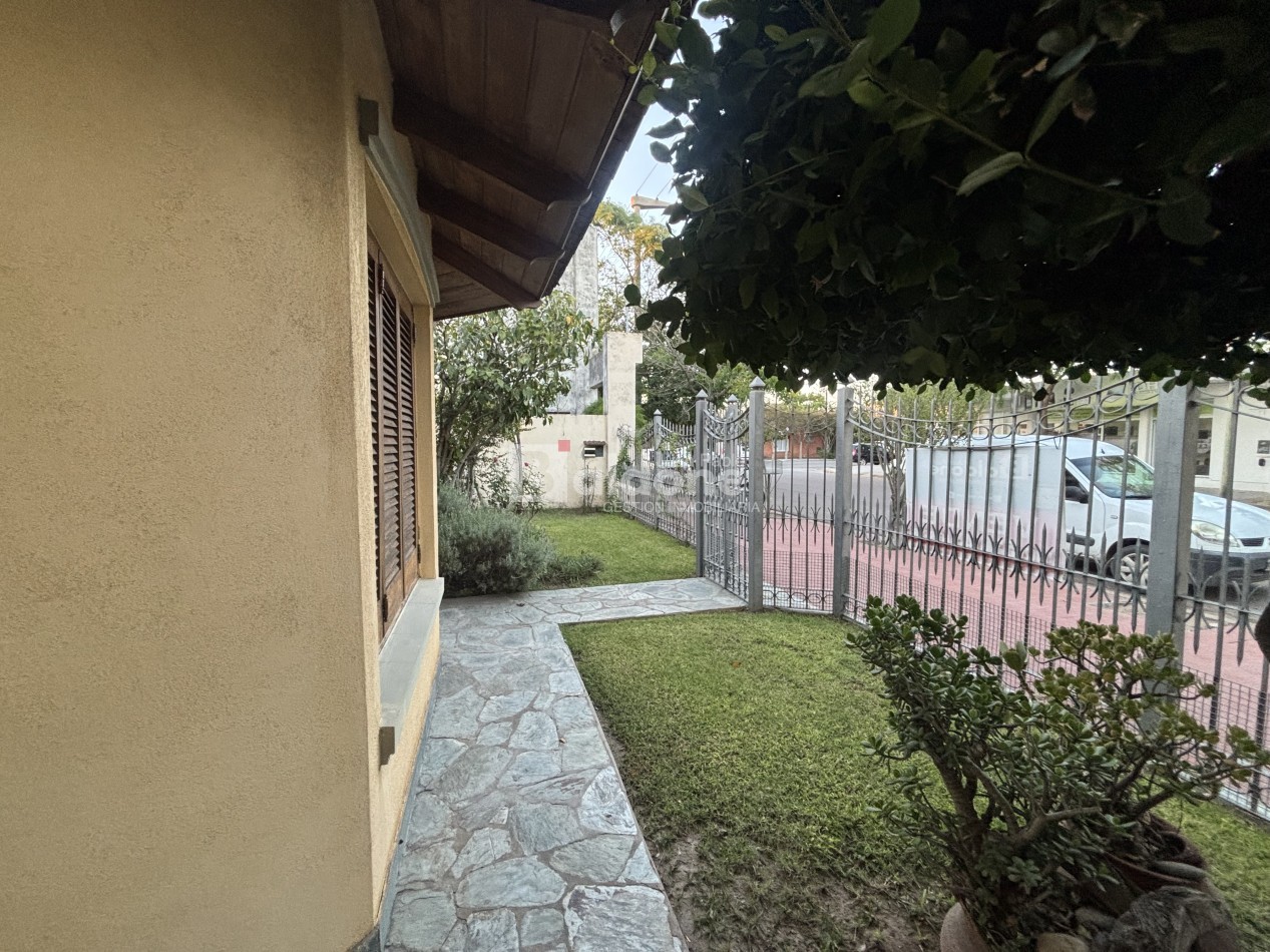 EN VENTA - CASA + DOS DEPARTAMENTOS - CALLE 10 E/ 5 y 7 - GRAL. PICO