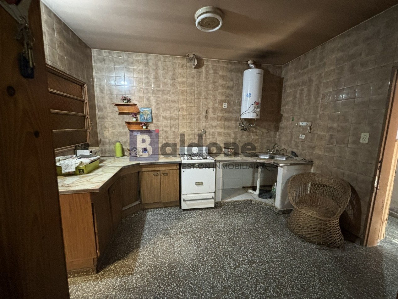 EN VENTA - AMPLIA CASA SOBRE CALLE 2 E/ 21 Y 23 - GRAL, PICO