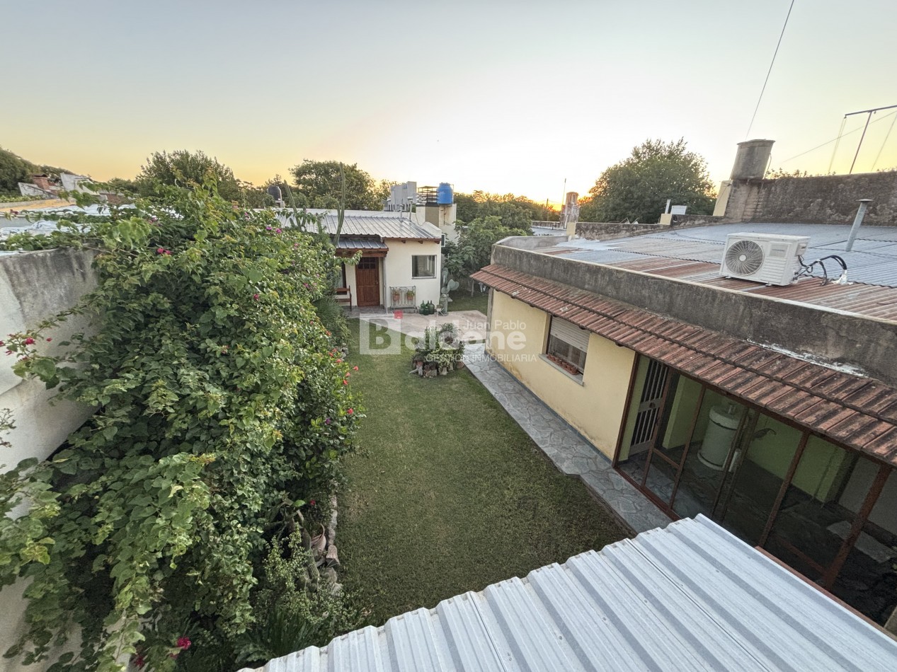 EN VENTA - CASA + DOS DEPARTAMENTOS - CALLE 10 E/ 5 y 7 - GRAL. PICO