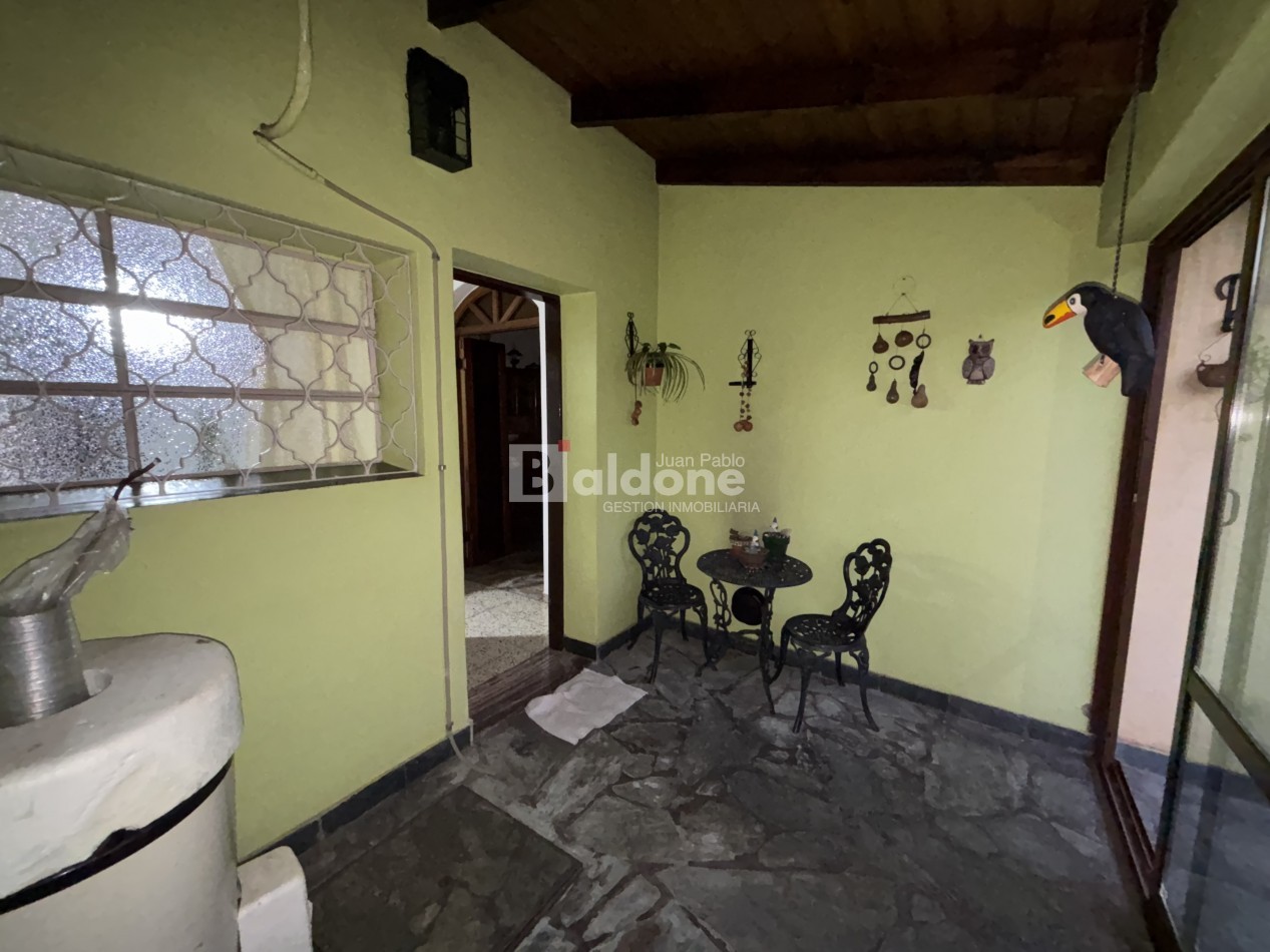 EN VENTA - CASA + DOS DEPARTAMENTOS - CALLE 10 E/ 5 y 7 - GRAL. PICO