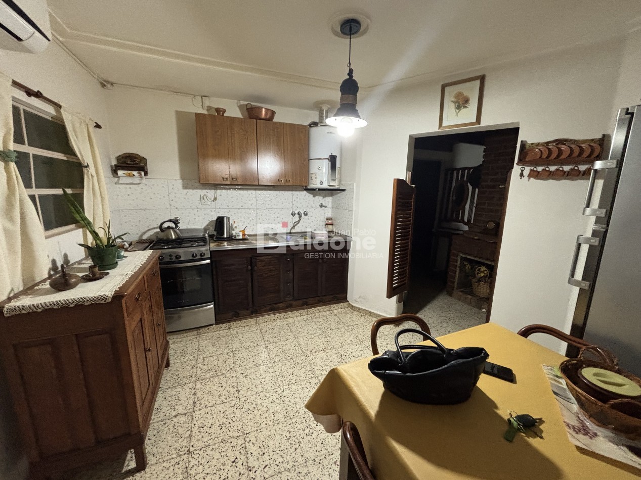 EN VENTA - CASA + DOS DEPARTAMENTOS - CALLE 10 E/ 5 y 7 - GRAL. PICO