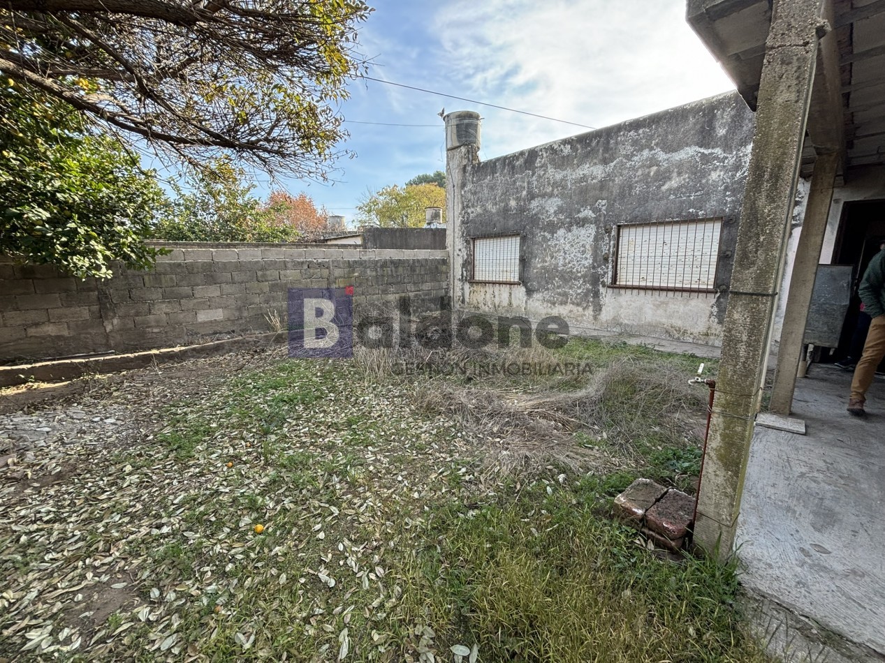 EN VENTA - AMPLIA CASA SOBRE CALLE 2 E/ 21 Y 23 - GRAL, PICO