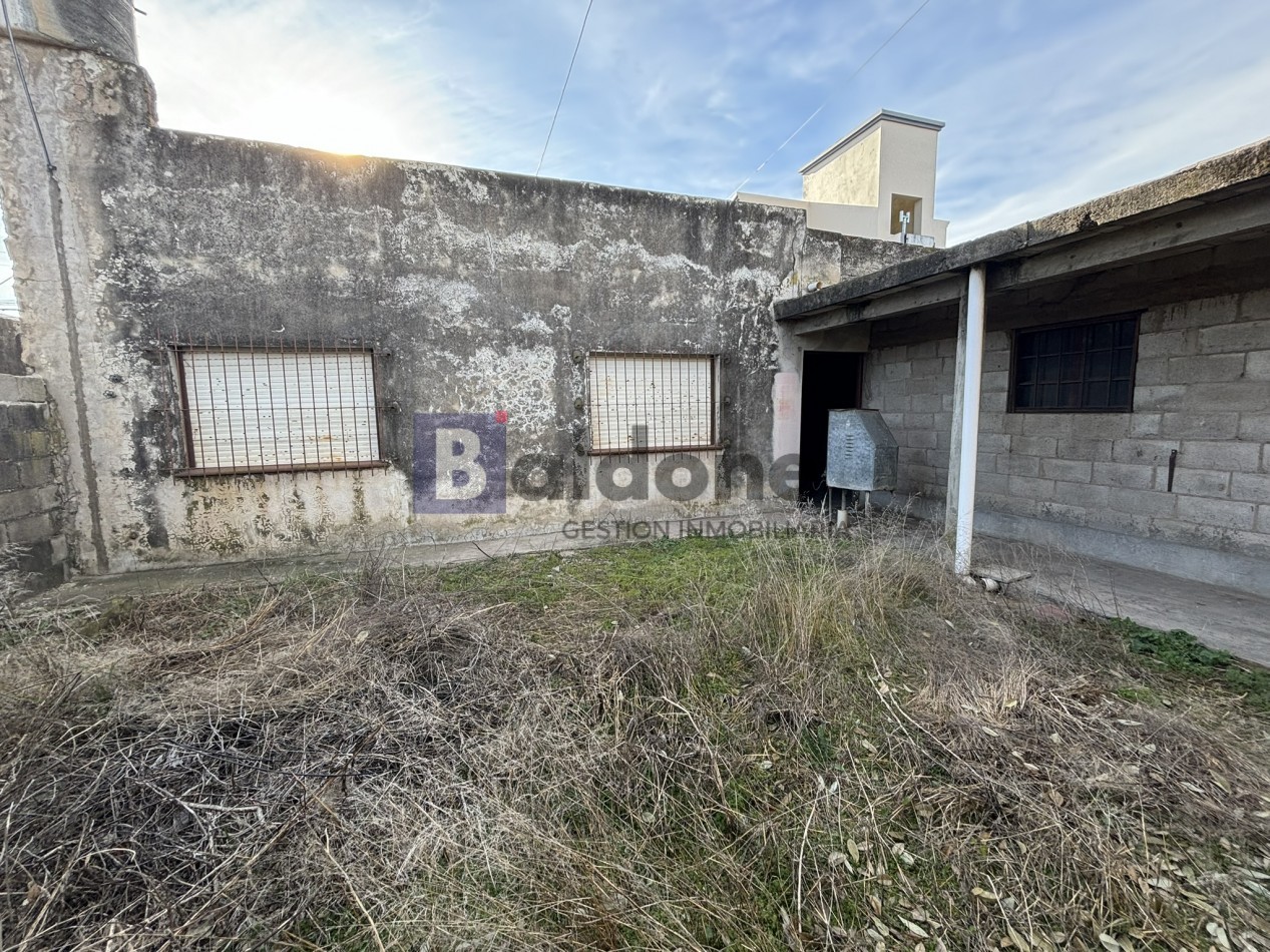 EN VENTA - AMPLIA CASA SOBRE CALLE 2 E/ 21 Y 23 - GRAL, PICO