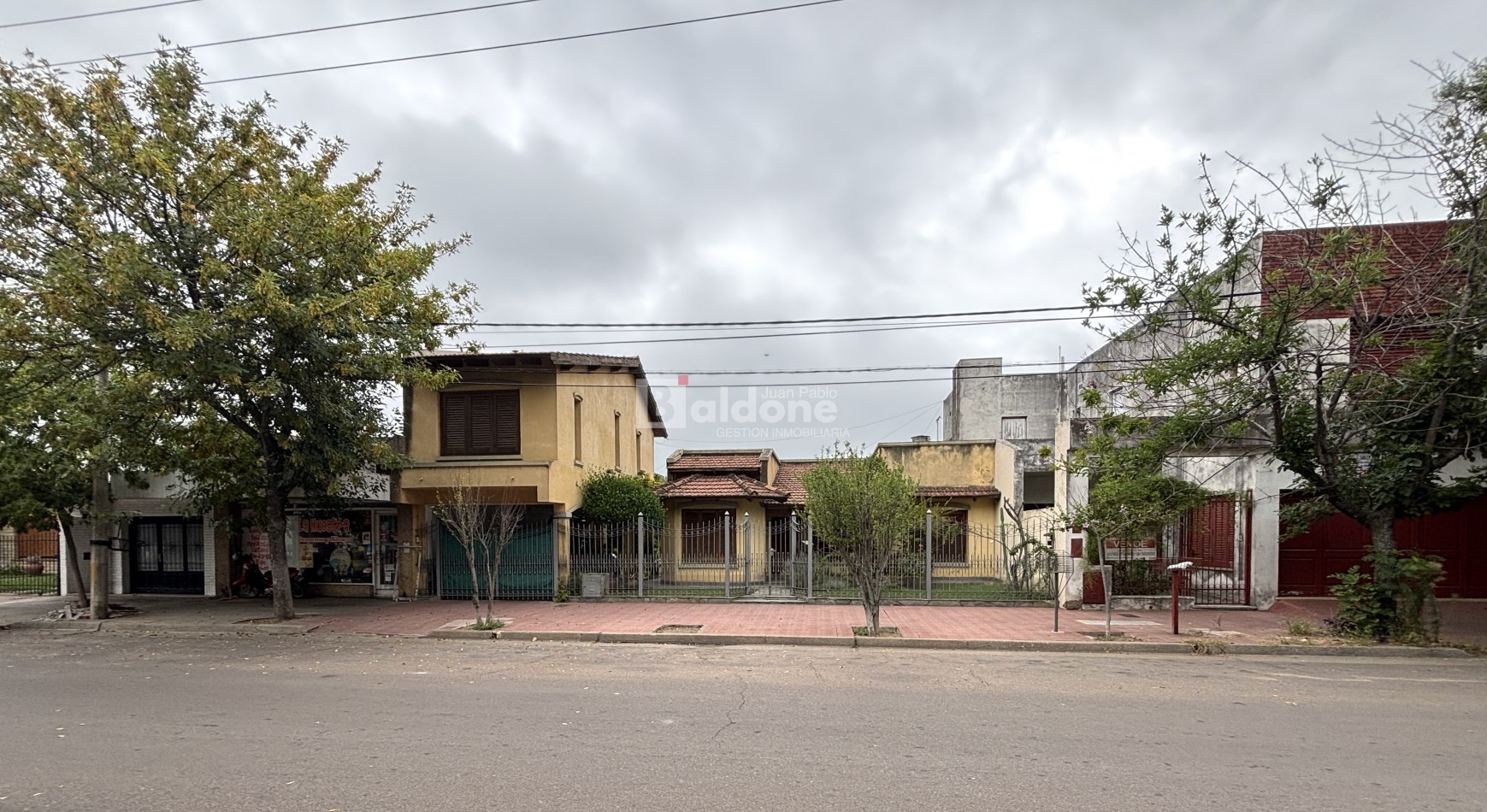 EN VENTA - CASA + DOS DEPARTAMENTOS - CALLE 10 E/ 5 y 7 - GRAL. PICO