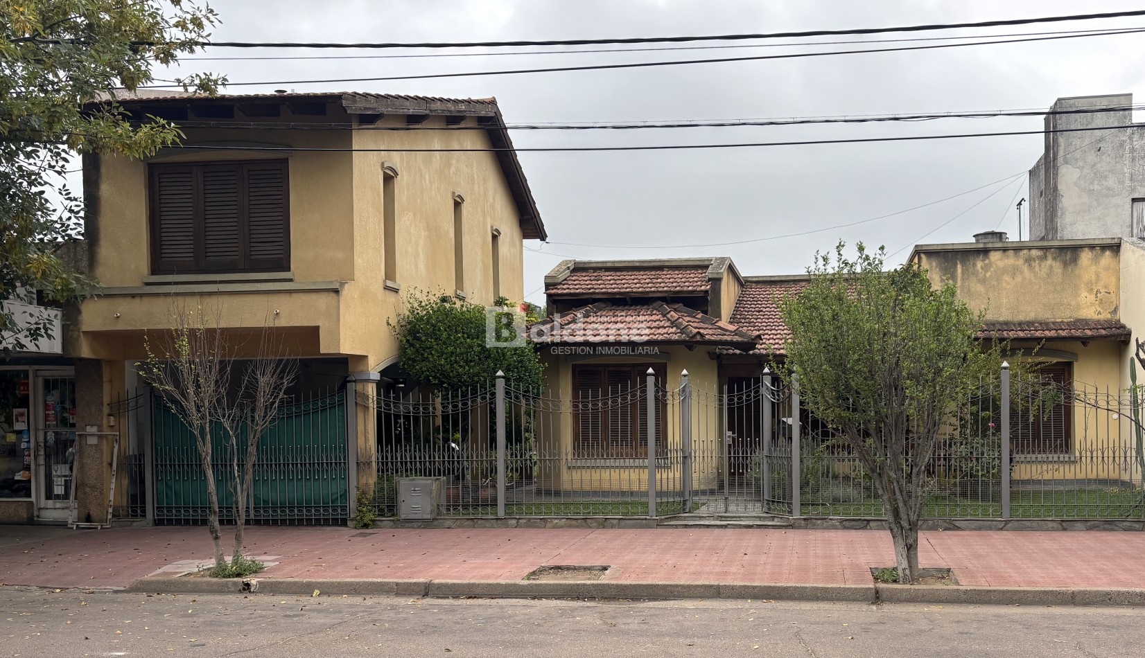 EN VENTA - CASA + DOS DEPARTAMENTOS - CALLE 10 E/ 5 y 7 - GRAL. PICO