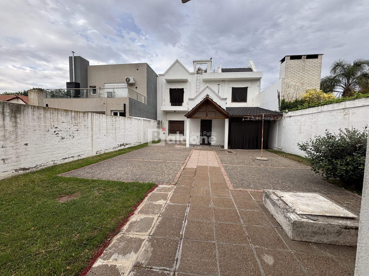 ESPECTACULAR CASA EN VENTA SOBRE CALLE 109 E/ 18 Y AVDA.