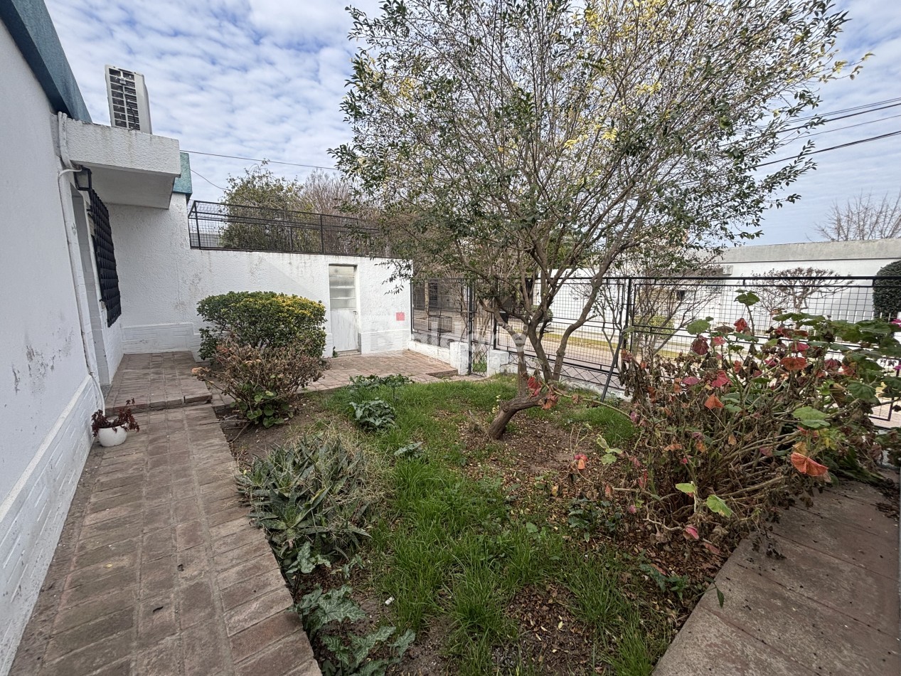 CASA EN VENTA EN SANTA ROSA LA PAMPA - MUY BUENA UBICACION