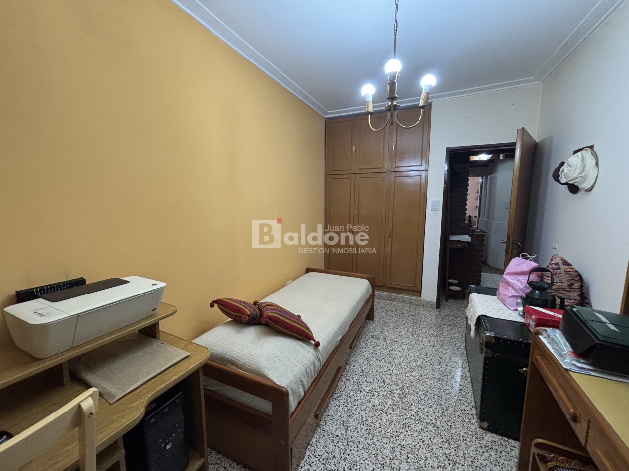 EN VENTA - CASA + DOS DEPARTAMENTOS - CALLE 10 E/ 5 y 7 - GRAL. PICO