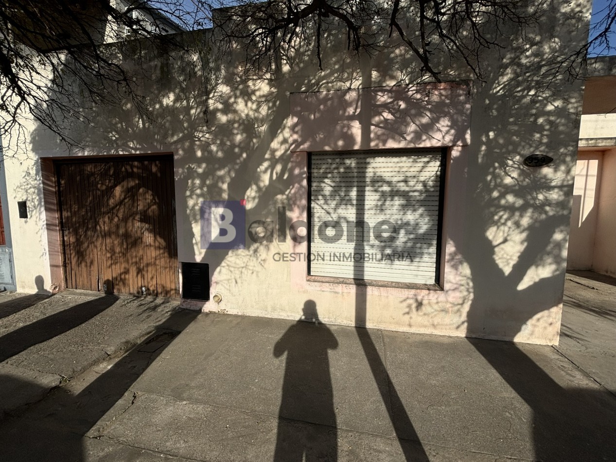 EN VENTA - AMPLIA CASA SOBRE CALLE 2 E/ 21 Y 23 - GRAL, PICO