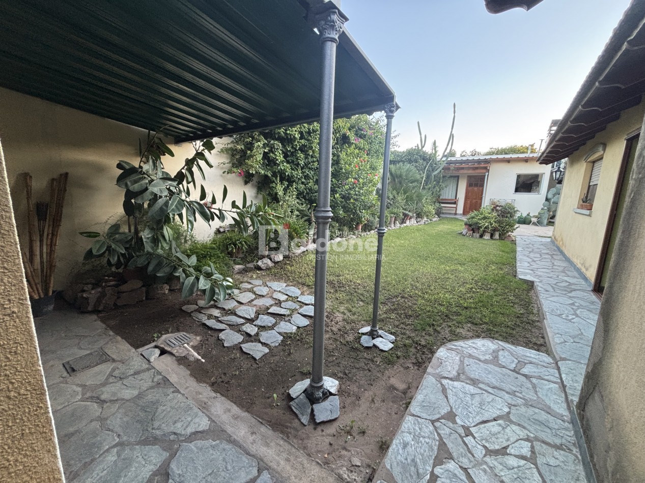 EN VENTA - CASA + DOS DEPARTAMENTOS - CALLE 10 E/ 5 y 7 - GRAL. PICO