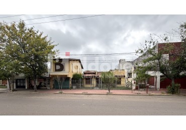 EN VENTA - CASA + DOS DEPARTAMENTOS - CALLE 10 E/ 5 y 7 - GRAL. PICO